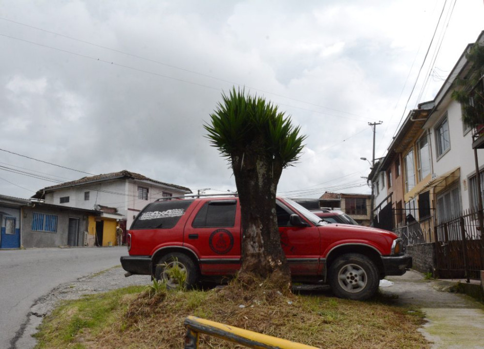 Algunos residentes del sector informan que hay vehículos mal parqueados diariamente en la curva y aseguran que en varias ocasiones se estacionan sobre el andén.