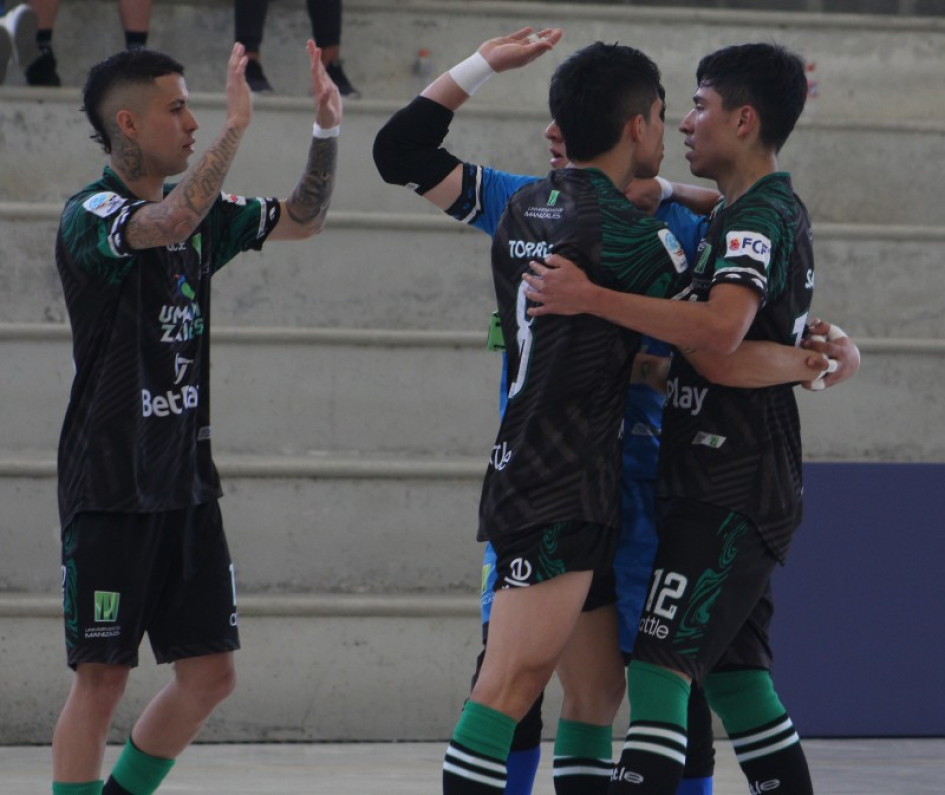 Celebración de uno de los dos goles de Cristian Torres en el juego que la U. de Manizales le ganó 5-4 a Icsin del Valle del Cauca.