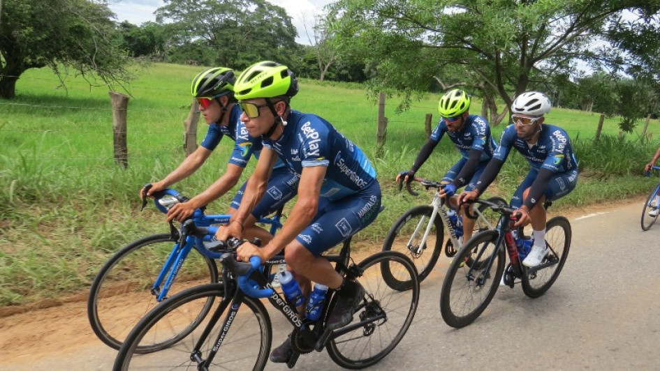 Los pedalistas de Supergiros Alcaldía de Manizales - Gobernación de Caldas - Susuerte ruedan por vías de Yopal (Casanare).