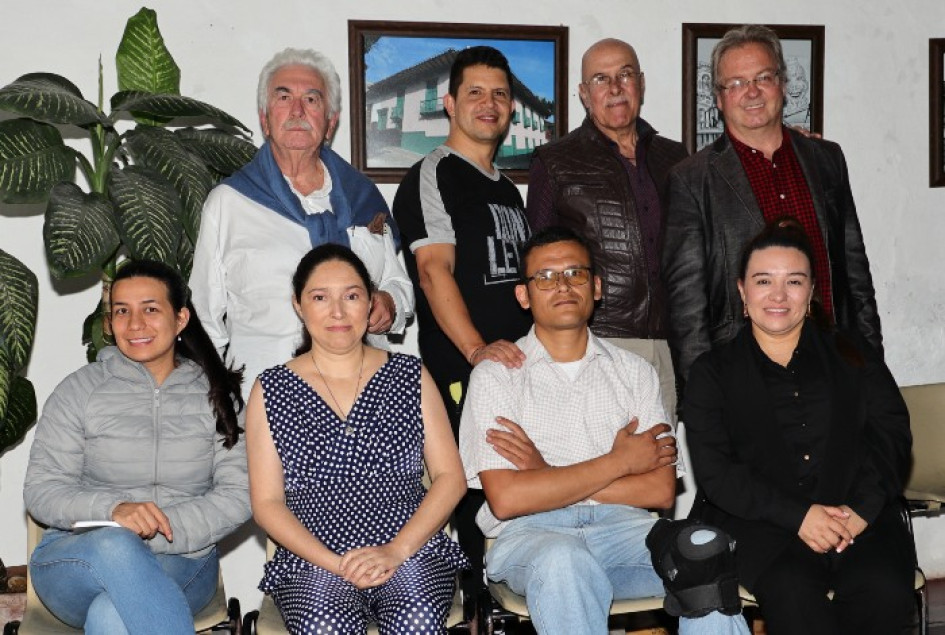 Sentados: Rudy Liliana Hernández, Diana Milena Ruiz, Héctor Obando y Gloria Sthepanie Marín. Pie: Darío Mejía, Germán Correa, Fernando Macias y Pedro Felipe Hoyos.Sentados: Rudy Liliana Hernández, Diana Milena Ruiz, Héctor Obando y Gloria Sthepanie Marín. Pie: Darío Mejía, Germán Correa, Fernando Macias y Pedro Felipe Hoyos.