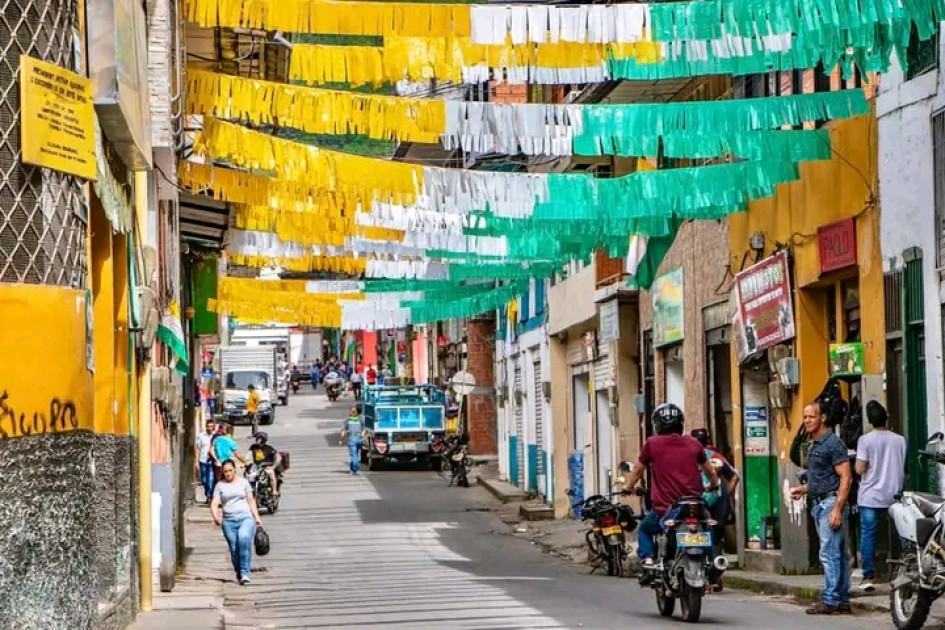 Manzanares está decorado para sus fiestas de la Cordialidad.