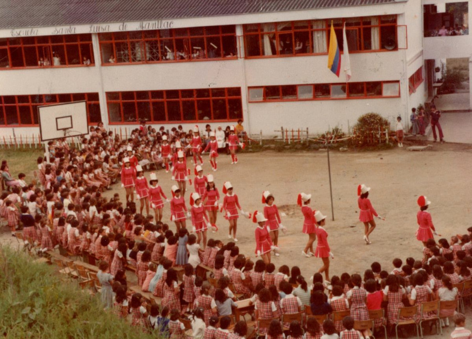 Estudiantes de la escuela Santa Luisa de Marillac en 1981