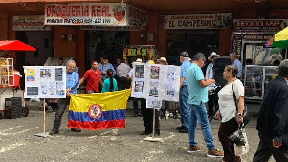 Algunas personas salieron con pancartas y mensajes cerca de la plaza de mercado de Anserma (Caldas) pidiendo la aprobación de las reformas que el Gobierno Petro presentó al Congreso.º