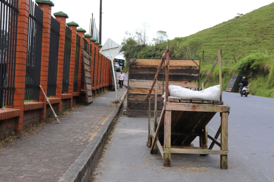 En este sector de la vía, aledaño al coliseo de Ferias y Exposiciones, se arman las pesebreras para albergar temporalmente los equinos que van a competir. Aunque en ocasiones anteriores este lugar se usaba como parqueadero, en este puente festivo los conductores tendrán que buscar otro lugar para dejar su carro o moto.
