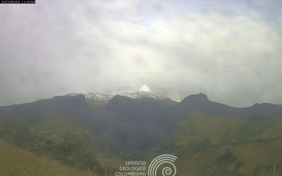 Las cámaras web de monitoreo del Servicio Geológico Colombiano capturaron esta imagen del volcán Nevado del Ruiz este 2 de junio.