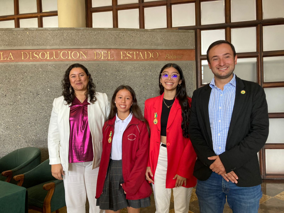 De izquierda a derecha, la secretaria de Educación de Caldas, Diana María Cardona; Elizabeth Manuela Díaz, alumna de la Normal del Sagrado Corazón de Riosucio; Alba Sofía Vargas, estudiante del colegio Santa Luisa de Marillac de Villamaría, y el secretario Privado de la Gobernación, Jorge William Ruiz.