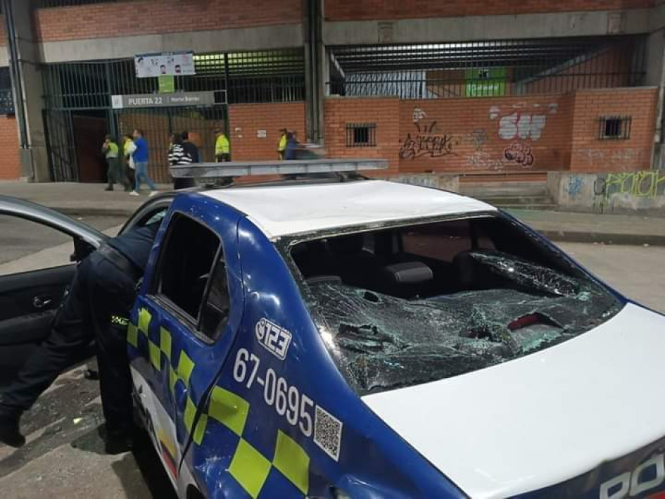 Una patrulla de la Policía fue uno de los vehículos afectados por los judicializados. El otro fue una motocicleta, que resultó incinerada.