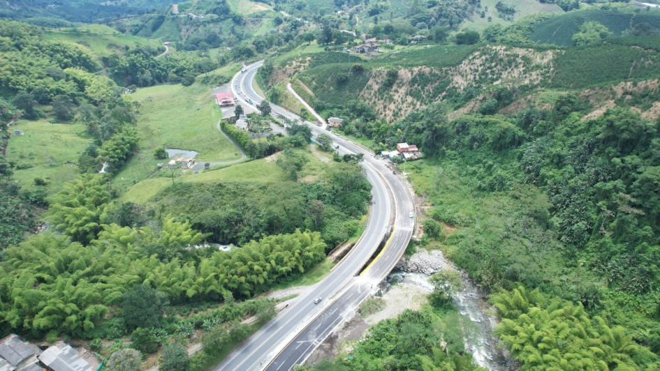 Se estima que unos 10 mil vehículos transitan a diario por este tramo entre Chinchiná (Caldas) y Santa Rosa de Cabal (Risaralda).