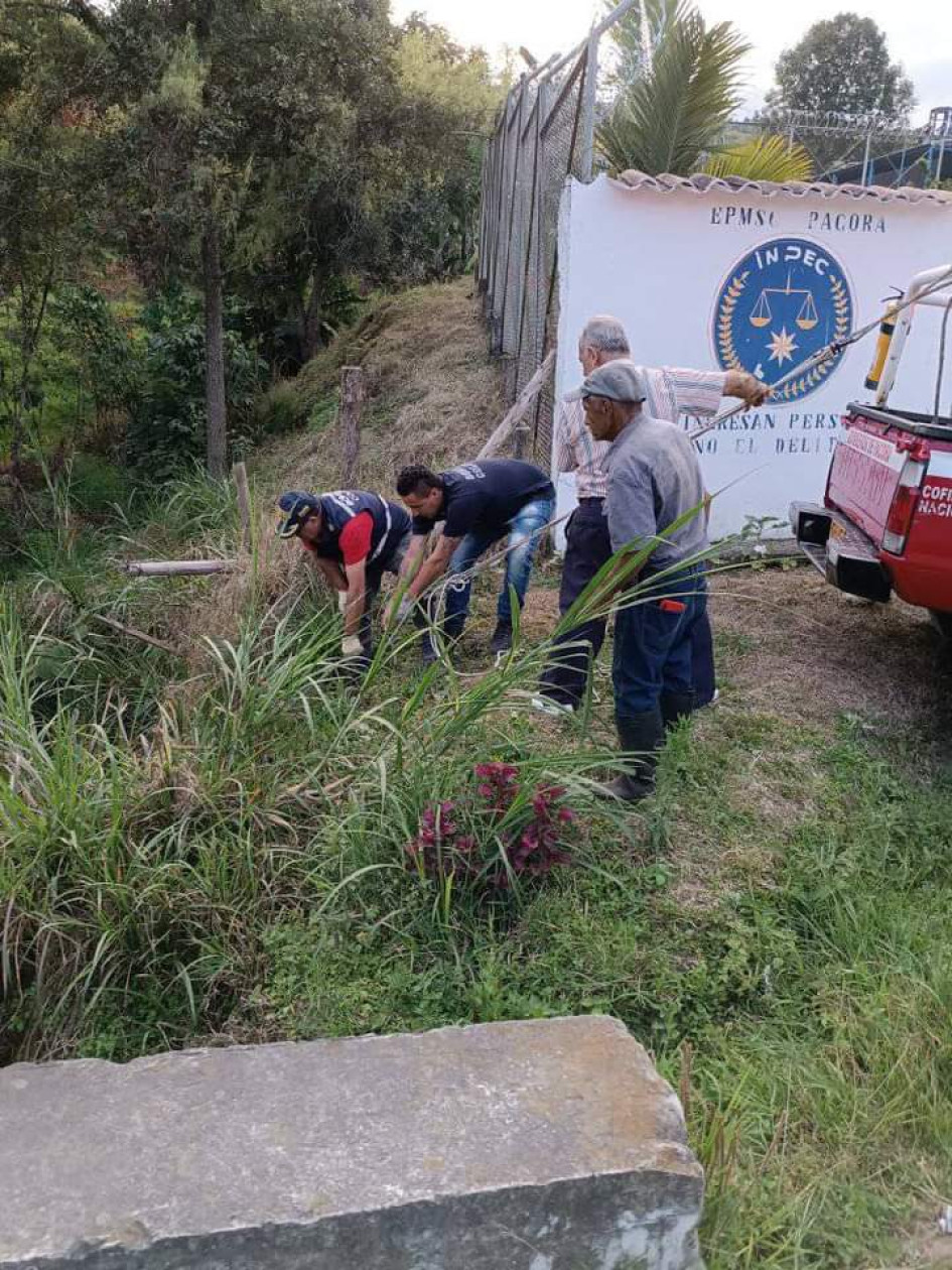 Bomberos de Pácora ayudaron al motociclista, que resultó ileso, a sacar su vehículo del caño en el que cayó.