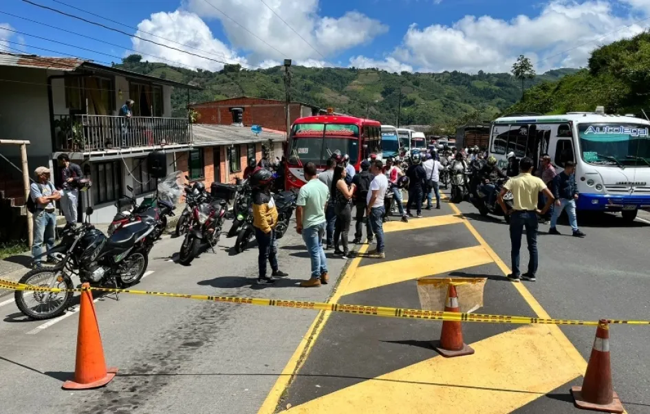 Este era el panorama esta mañana por el bloqueo en el peaje La Estrella, en la vía Manizales-Neira. 