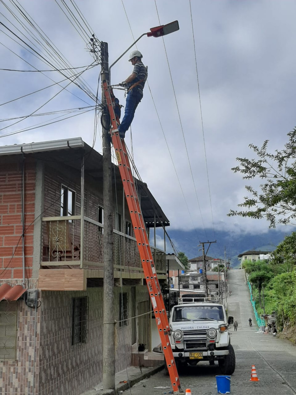 Después de tres meses de espera, la calle 3N con carrera 4 del barrio Lucila Duque de Pácora se iluminó de nuevo. La Alcaldía del municipio atendió la queja de la comunidad y arregló el daño del alumbrado público.