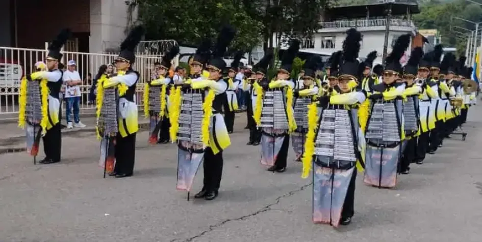 Banda músico marcial del Colegio Santa Luisa de Marillac de Villamaría. 