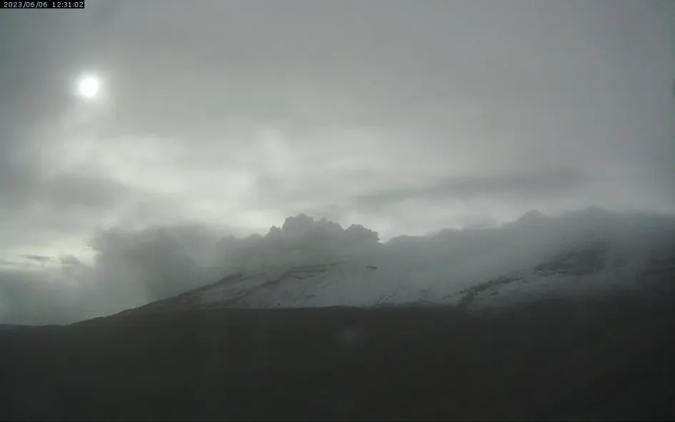 El volcán Nevado del Ruiz este martes desde el cráter La Olleta. 