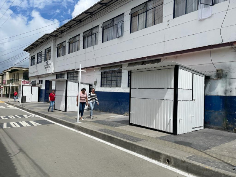 Cuatro casetas ubicadas en un andén del colegio Pío XI, de Aranzazu, generaron polémica durante este semestre. Las construyeron, las demolieron y las volvieron a hacer. La comunidad, desde un principio, se quejó porque le tapaban la luz natural al plantel y porque no correspondían al diseño socializado.