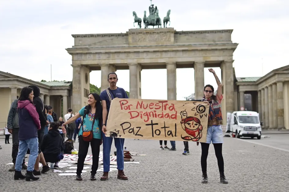 Colombianos recibieron la comitiva presidencial en Berlín con pancartas de apoyo a la paz total.