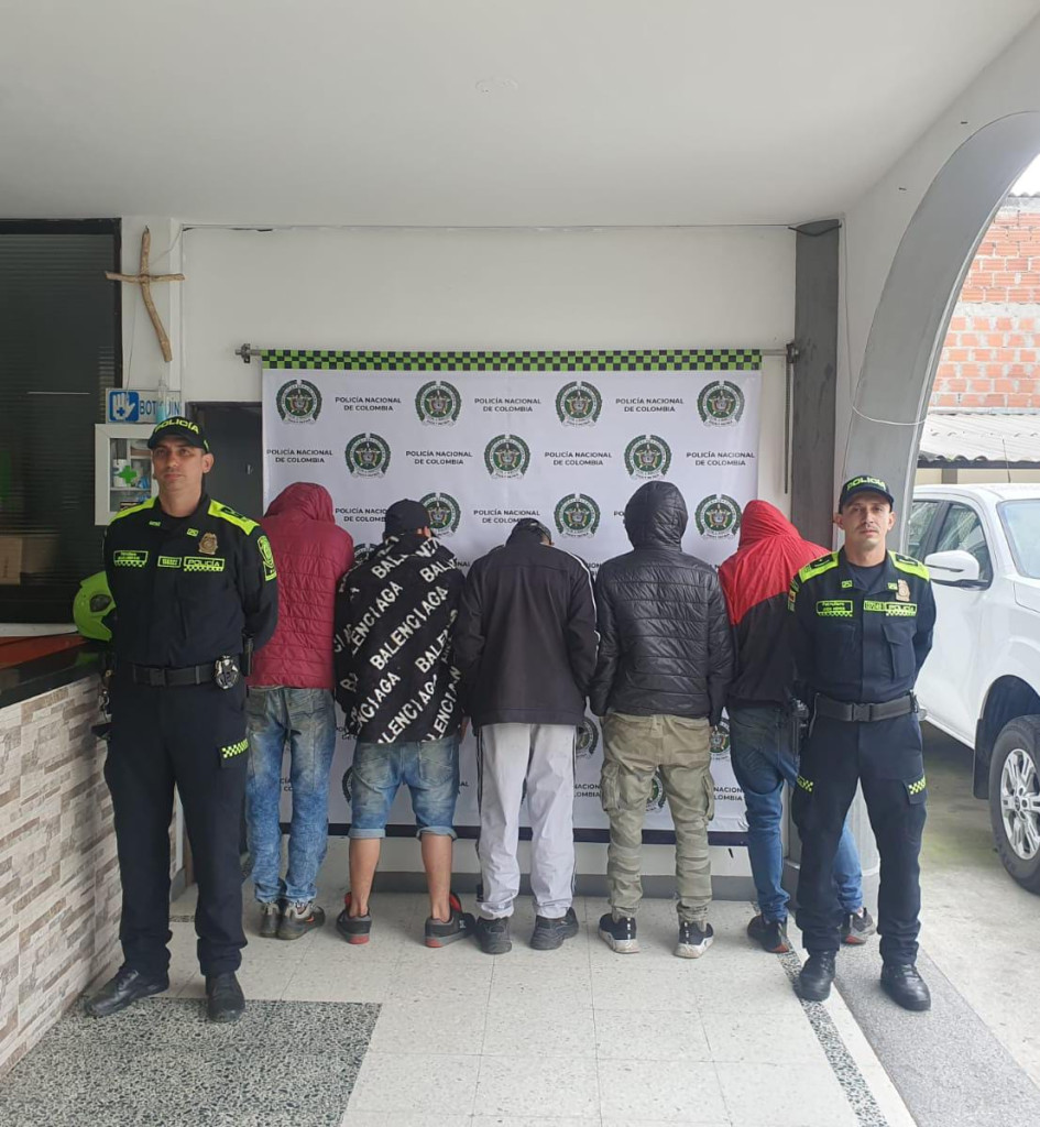 Los cinco presuntos ladrones.