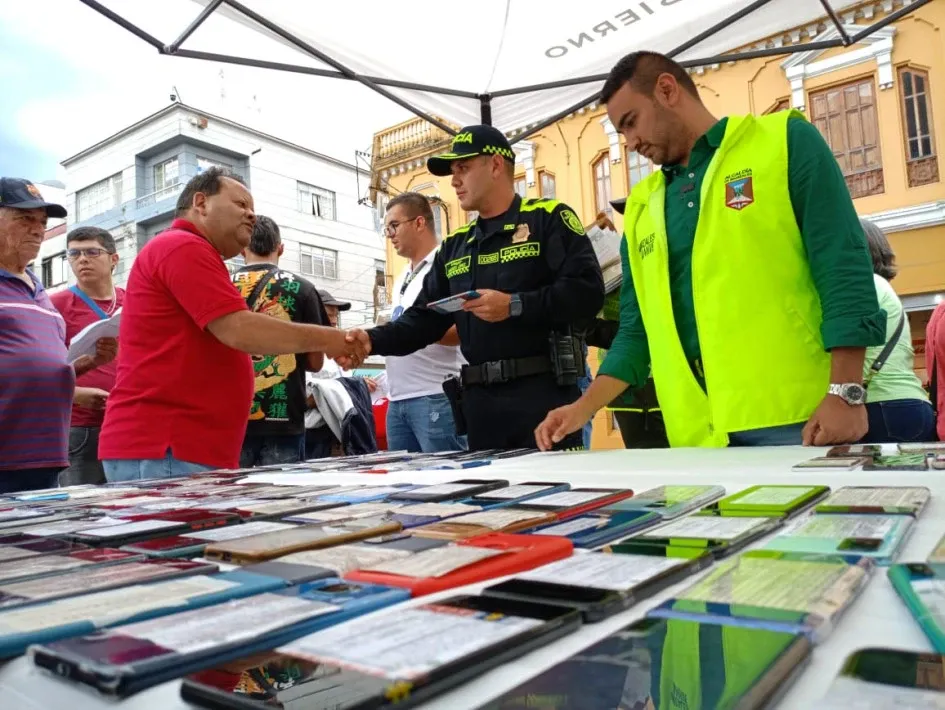 El jueves, la Policía, en coordinación con la Secretaría de Gobierno de Manizales, entregó 48 equipos móviles a sus propietarios, mediante acta. Las personas debían sustentar que realmente eran los dueños, presentando la factura de compra.