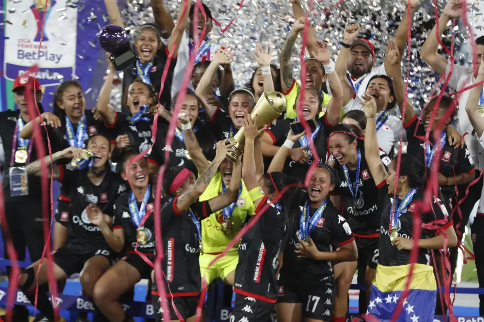 Jugadoras de Santa Fe celebran con el trofeo al ganar la final de la Liga Profesional femenina ante el América en el estadio Pascual Guerrero en Cali.