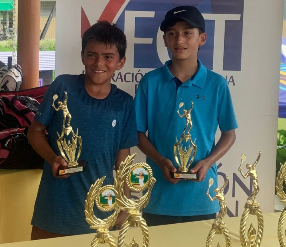 David Uribe (izquierda), doble campeón en el Grado 3 de Tenis que se disputó en el Club Campestre de Manizales.