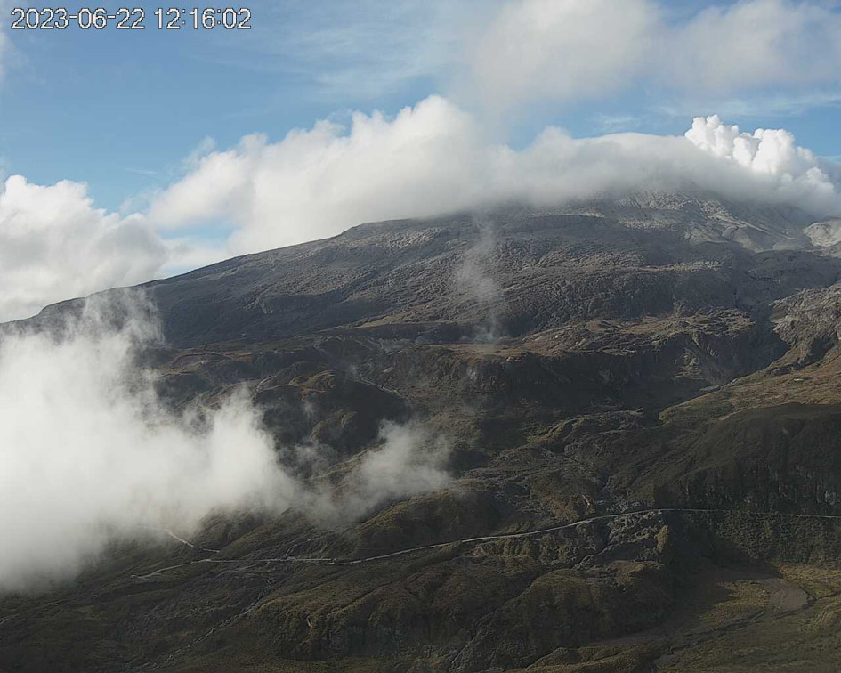 Vista del volcán Nevado del Ruiz este jueves desde el Cerro Gualí. 
