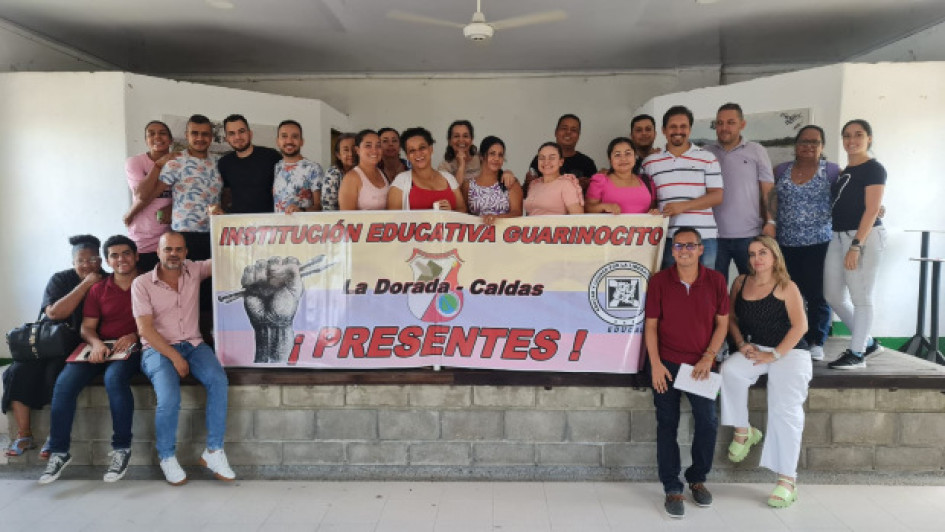 Maestros en Guarinocito, centro poblado de La Dorada, también protestaron ayer.