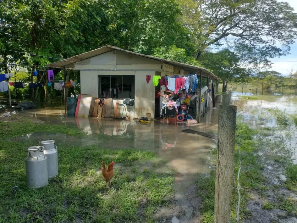 La inundación afectó a cerca de 100 familias de la zona rural de La Dorada. 