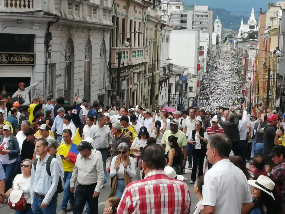 La marcha llegó al mediodía a la Plaza de Bolivar. Así se vio por la carrera 22.