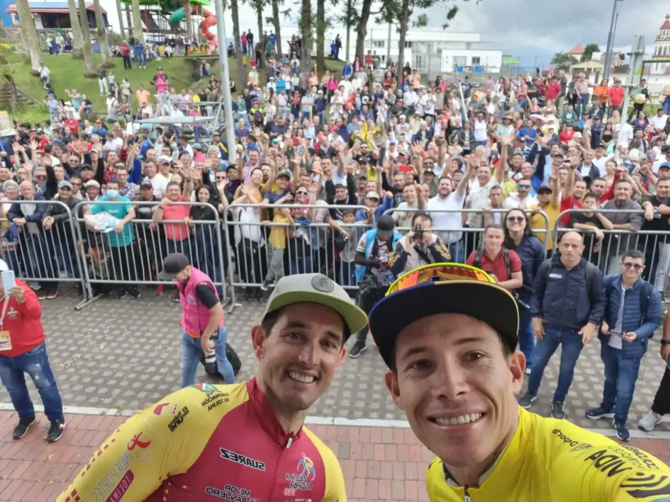 Óscar Sevilla y Miguel Ángel López en compañía del público en Chipre. 