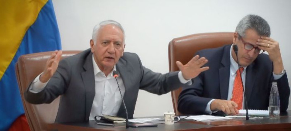 Guillermo Alfonso Jaramillo, ministro de Salud y Protección Social (izquierda), al lado del ministro del Interior, Luis Fernando Velasco.