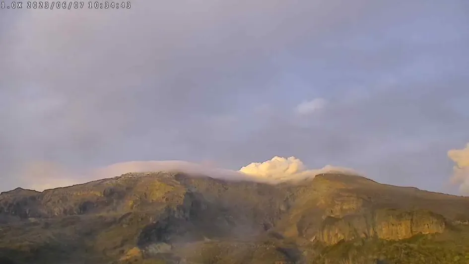 El volcán Nevado del Ruiz ayer visto desde el sector del cerro Piraña y el cañón del río Azufrado. 