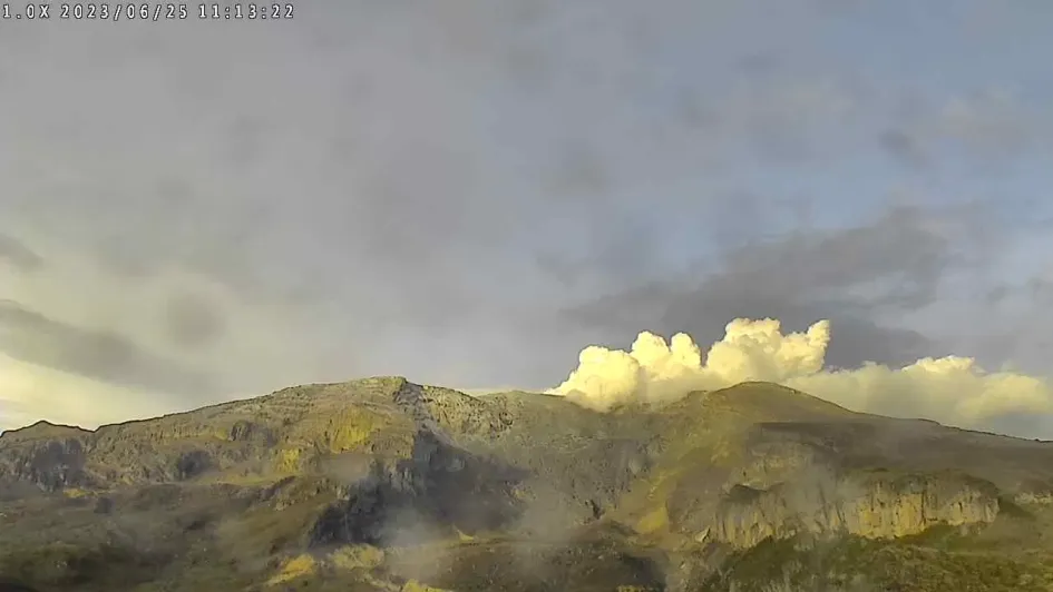 El volcán Nevado del Ruiz visto ayer desde el sector del cañón del río Azufrado. 