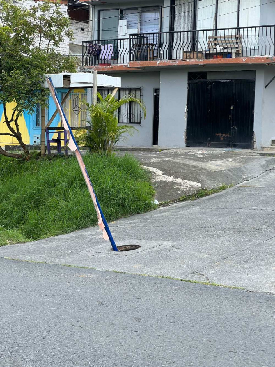 A lo lejos se distingue el palo de madera que la comunidad dispuso por la falta de tapa en recámara para evitar accidentes.