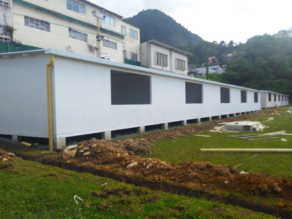 En la cancha de la Institución Nacional Fundadores construyen las aulas temporales para estudiantes de la Normal de Riosucio. Desde hace unos seis años los estudiantes pasan por la incomodidad de recibir clases en espacios por fuera de la sede.
