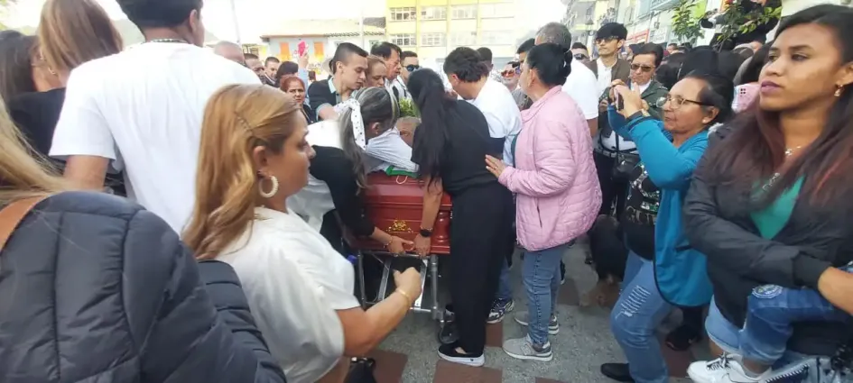 Las personas que asistieron al sepelio en Neira.