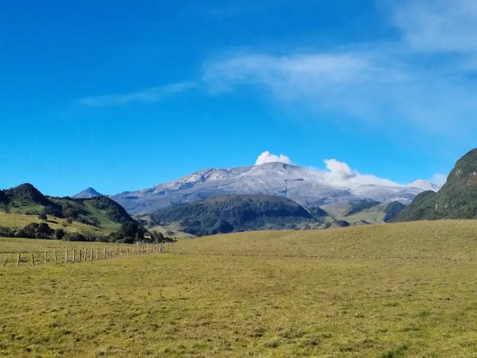 El volcán Nevado del Ruiz este lunes desde el Alto de Letras.