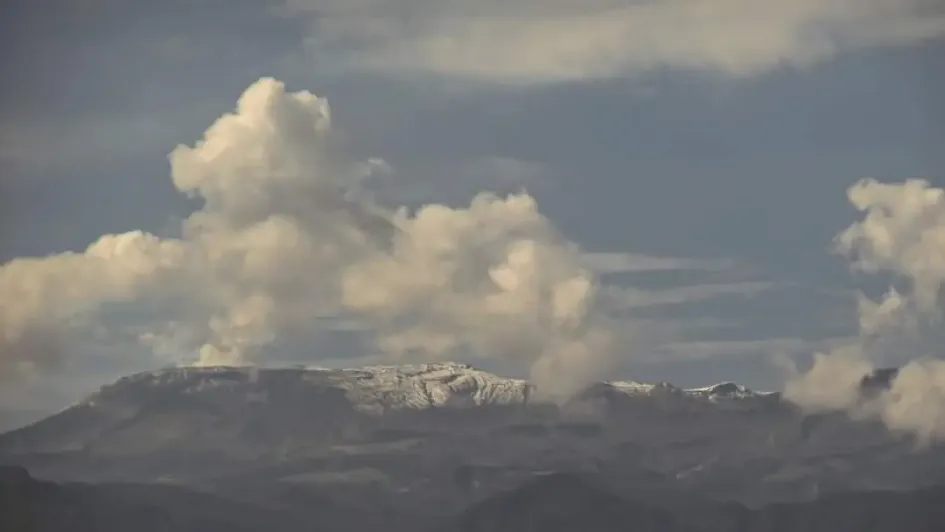 El volcán Nevado del Ruiz visto este sábado desde el barrio Linares en Manizales.