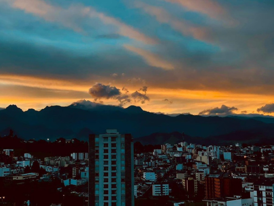 El volcán Nevado del Ruiz visto este miércoles al amanecer desde Manizales. 