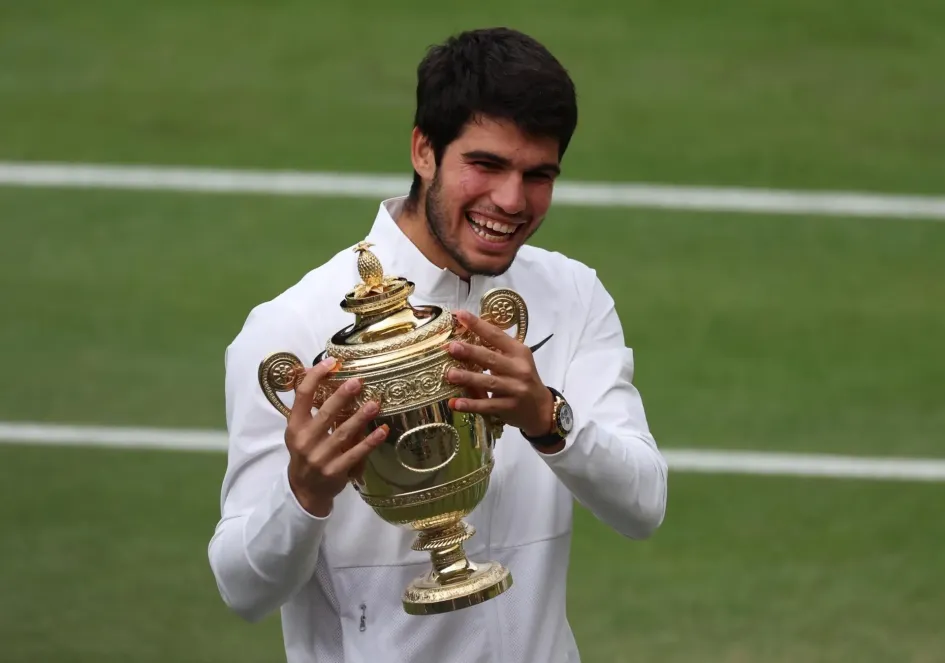Carlos Alcaraz de España celebra con su trofeo después de ganar su último partido individual masculino contra Novak Djokovic de Serbia en el Campeonato de Wimbledon, en Gran Bretaña.