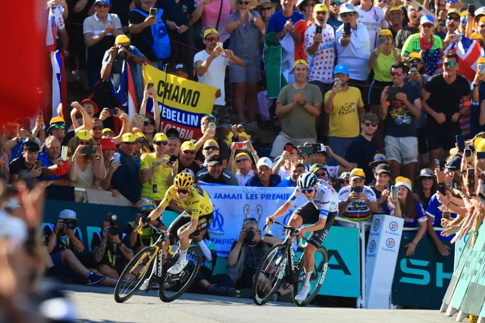El ciclista danés Jonas Vingegaard (i) del equipo Jumbo-Visma y el ciclista esloveno Tadej Pogacar del equipo UAE Team Emirates se acercan a la línea de meta durante la 15.ª etapa del Tour de Francia 2023, de 180 km desde Les Gets les Portes du Soleil hasta Saint-Gervais Mont Blanc le Bettex.