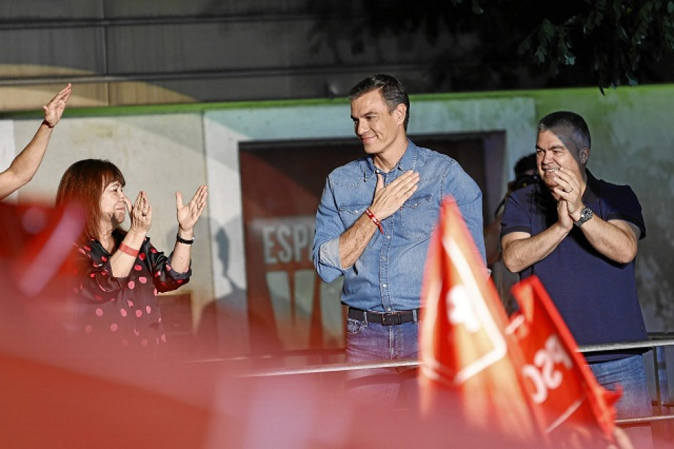 El presidente del Gobierno y líder del PSOE, Pedro Sánchez (centro); el cabeza de lista del PSN al Congreso de los Diputados, Santos Cerdán (derecha) y la presidenta del PSOE, Cristina Narbona, saludan a los militantes y simpatizantes socialistas que acudieroj a la sede del PSOE, durante el seguimiento de la jornada electoral.