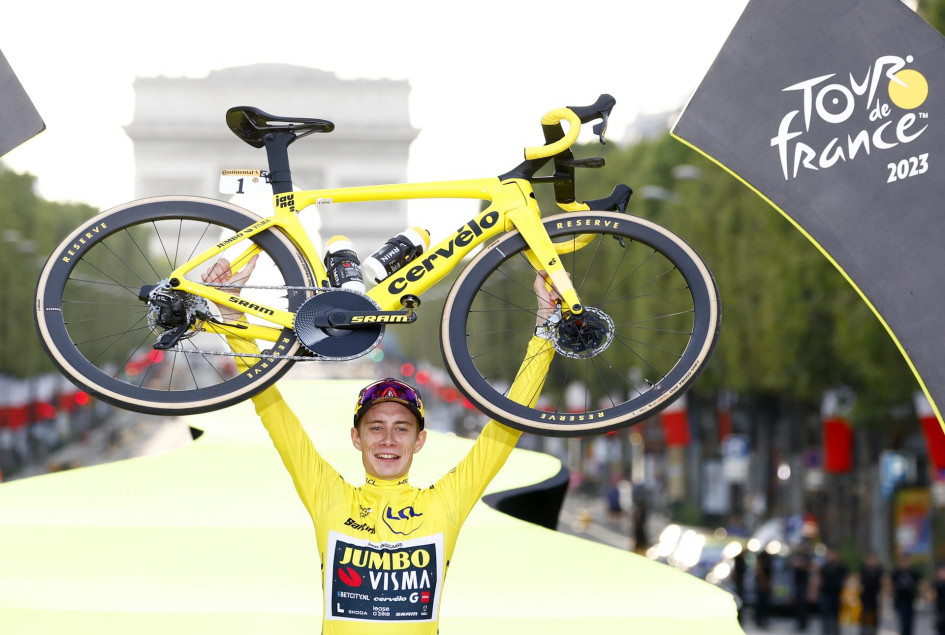 El ciclista danés Jonas Vingegaard, de 26 años, logró por segunda vez consecutiva el título del Tour de Francia.