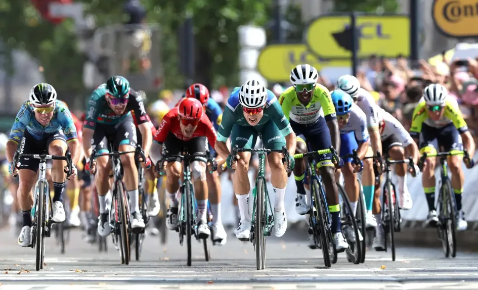 El ciclista belga Jasper Philipsen (centro) del equipo Alpecin-Deceuninck en camino a ganar la séptima etapa del Tour de Francia 2023, una carrera de 169,9 km desde Mont-de-Marsan hasta Burdeos.