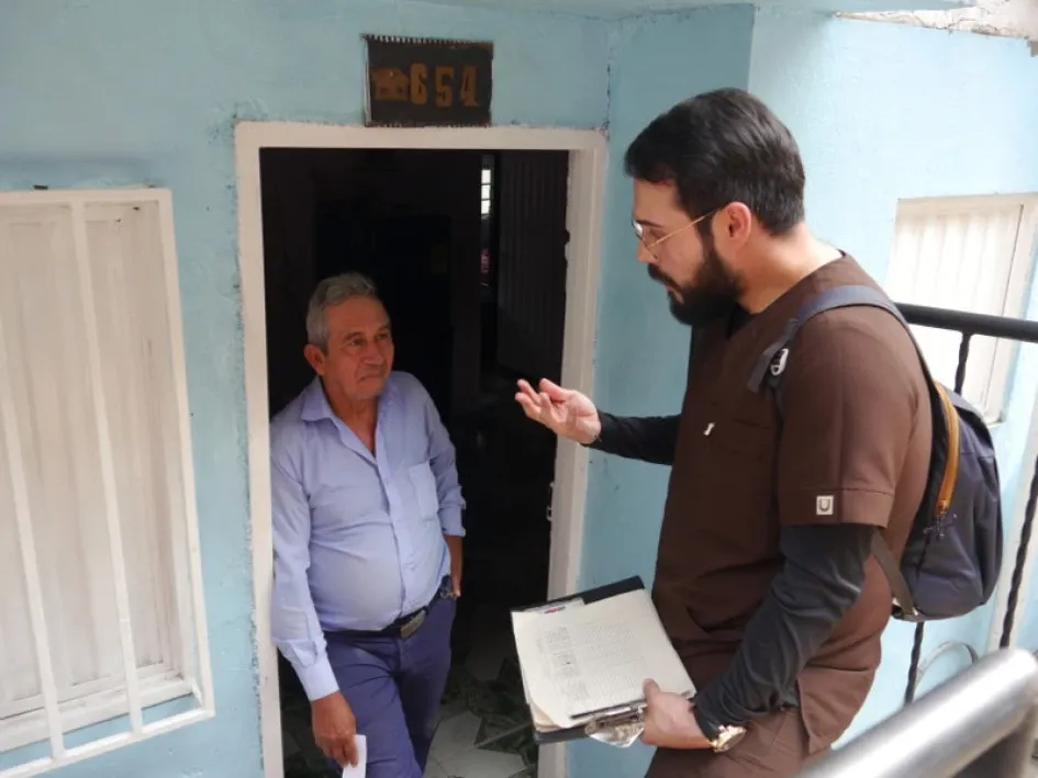 Controlar las patologías propias de los adultos mayores, una actividad implementada por el personal de la estrategia Atención Primaria en Salud (APS).