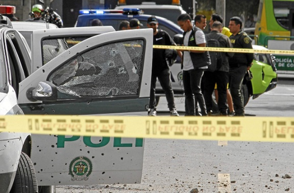 La detonación ocurrió cerca de un poste donde los agentes estacionan sus motocicletas.