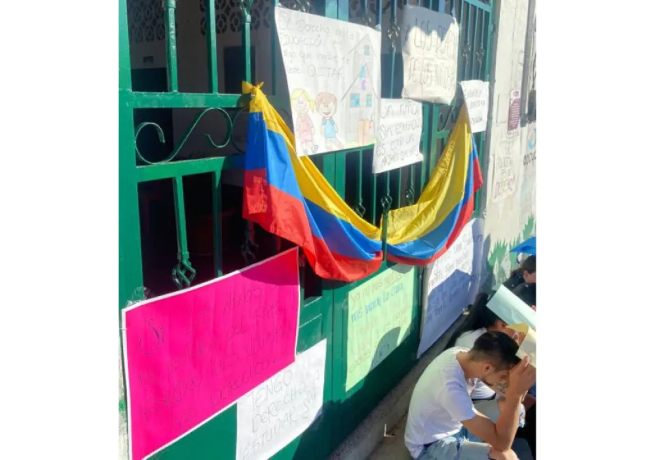 Padres protestaron en la entrada del colegio San Pablo, de Victoria, con el objetivo de exigir un docente permanente para los estudiantes del preescolar 01.