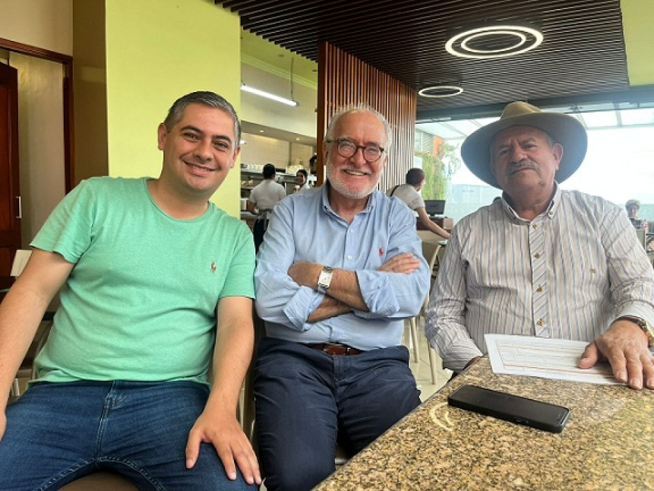 El exdiputado Nicolás Aguilar y el senador Guido Echeverri respaldaron al precandidato conservador a la Alcaldía de Manzanares, Carlos Enrique Botero.