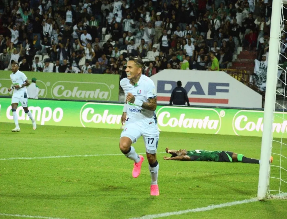Dayro Moreno vence a Kevin Mier e inicia la celebración del gol para el Once Caldas. Al minuto le empató Nacional. En medio de la fiesta futbolera, el local dejó escapar dos puntos.