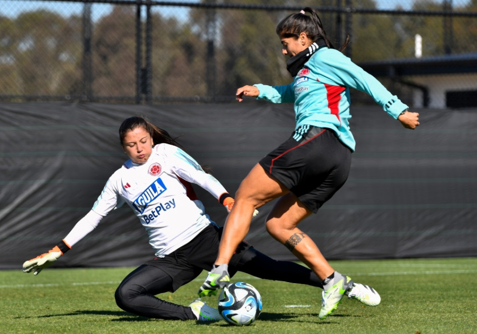 La portera Natalia Giraldo Alzate (izquierda), de Pensilvania (Caldas), integra el seleccionado colombiano que desde mañana competirá en el Mundial de Australia y Nueva Zelanda.