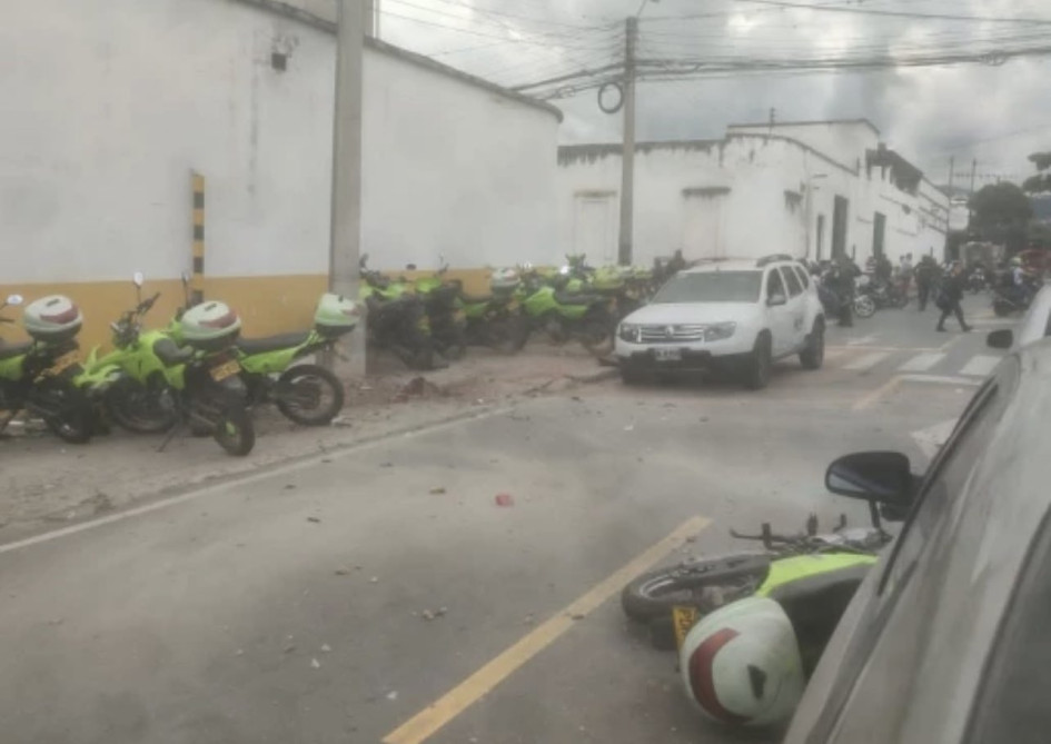 Las imágenes que han circulado por redes sociales muestran que la detonación ocurrió cerca de un poste donde los agentes estacionan sus motocicletas.