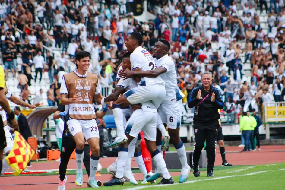 Los jugadores celebran una de las cuatro anotaciones del Once Caldas. 